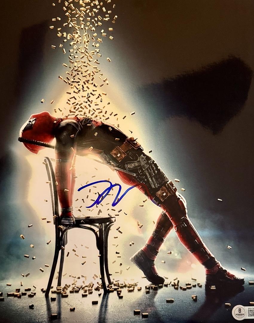 Ryan Reynolds Deadpool Signed 11x14 Photo - Beckett COA